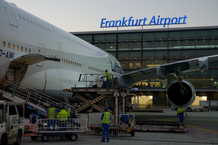 Снегопад во Франкфурте-на-Майне блокирует работу аэропорта.